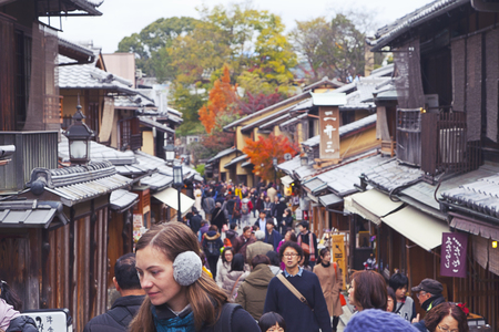 Many tourists walk in Gion area in Kyoto Japanのeditorial素材