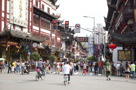 Traditional pavilions in Yuyuan Gardens, Shanghai, Chinaのeditorial素材