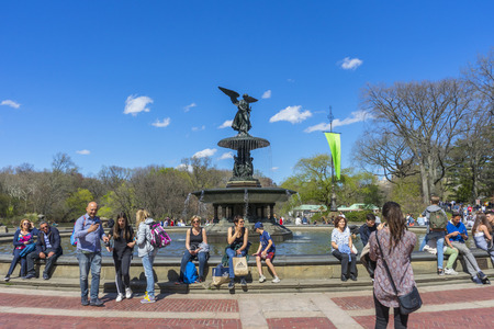 People on the Bethesda Arcade terrace by fountain in Central Park in Manhattan.のeditorial素材