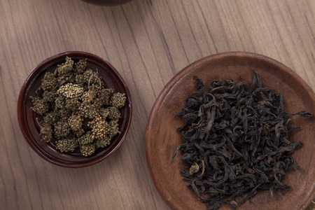 Variety of tea leaves in wooden bowlの写真素材