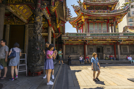 Crowd of people make a pray at Longshan Temple in Taipei, Taiwanのeditorial素材