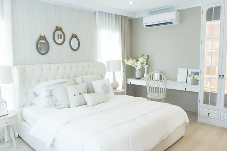 white elegance English style bedroom with side table lamp.のeditorial素材