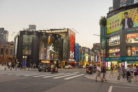 Scene of a group of crowd waits to walk cross the zebra way in Ximending shopping district in Taipei Taiwan at night.のeditorial素材