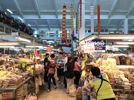 Crowded of tourists shopping inside Warorot market in Chiang Mai, Thailandのeditorial素材