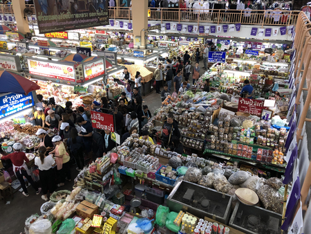 Crowded of tourists shopping inside Warorot market in Chiang Mai, Thailandのeditorial素材