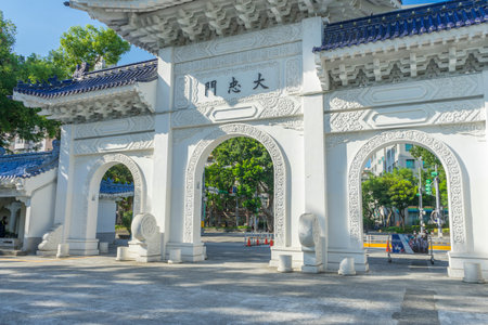 Day view of Dazhong Gate of Chiang Kai-Shek Memorial Hall in Taipei,Taiwanのeditorial素材