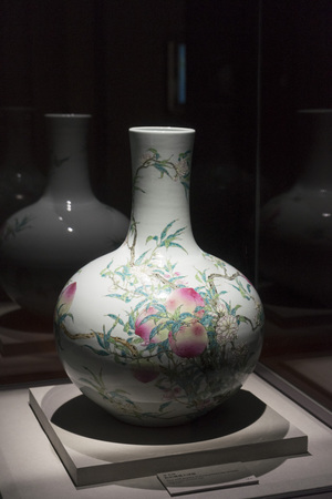 Old vintage blue china bowl and vase at Gu Gong National Palace Museum in Taipei,Taiwan.のeditorial素材