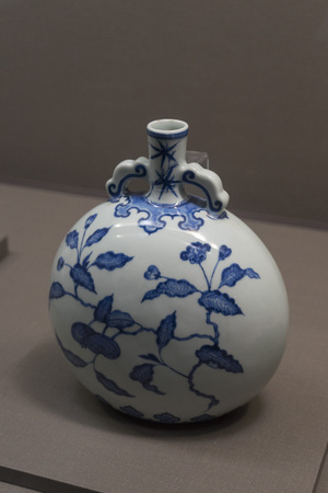 Old vintage blue china bowl and vase at Gu Gong National Palace Museum in Taipei,Taiwan.のeditorial素材