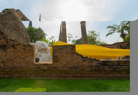 Many people visit Reclining Buddha Statue at Wat Yai Chaimongkol, Ayutthaya, Thailandのeditorial素材