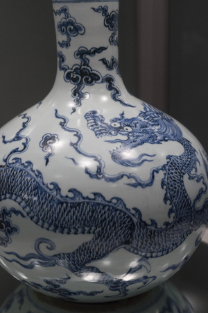 Old vintage blue china bowl and vase at Gu Gong National Palace Museum in Taipei,Taiwan.のeditorial素材