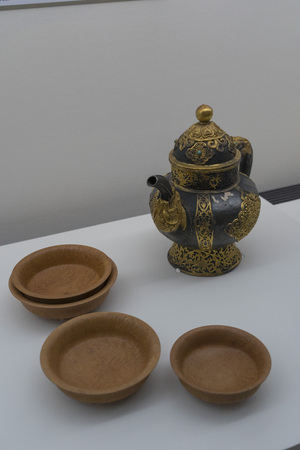 Old vintage blue china bowl and vase at Gu Gong National Palace Museum in Taipei,Taiwan.のeditorial素材