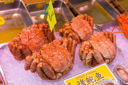 Seafood stall in the Tsukiji Market, Tokyo, Japanのeditorial素材