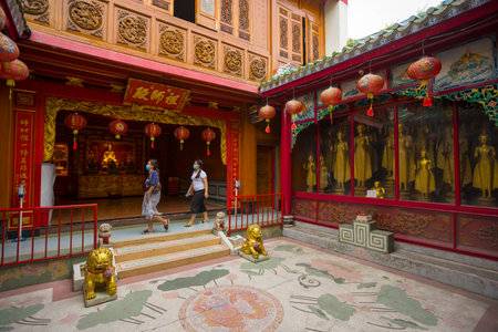 Interior view of Wat Mangkon Kamalawat (Wat Leng Noei Yi) in Bangkok, Thailandのeditorial素材
