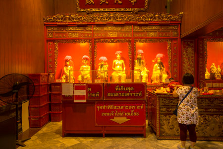 Interior view of Wat Mangkon Kamalawat (Wat Leng Noei Yi) in Bangkok, Thailandのeditorial素材