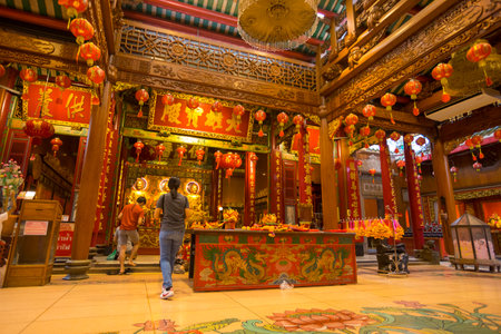 Interior view of Wat Mangkon Kamalawat (Wat Leng Noei Yi) in Bangkok, Thailandのeditorial素材
