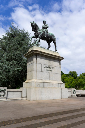 Marquis of Linlithgow Memorial with clear blue sky in Melbourne, Australiaの写真素材