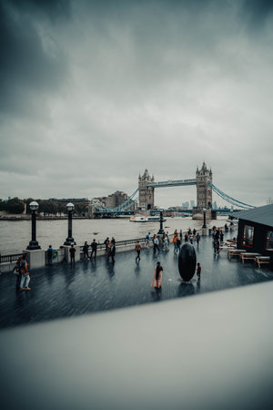 Landscape shot of a bridge on cloudy day in London, UKの写真素材