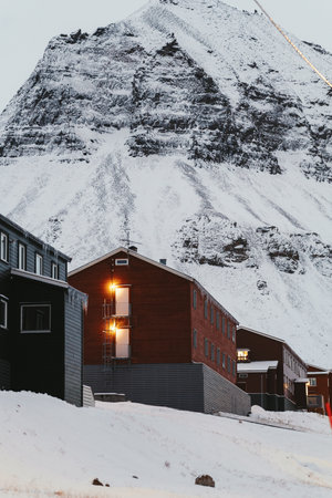 Buildings in the snow underneath Sarkofagen mountain in Longyearbyen, Svalbardの写真素材