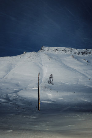 Aerial cableway tower on mountain in snow in Longyearbyen, Svalbardの写真素材