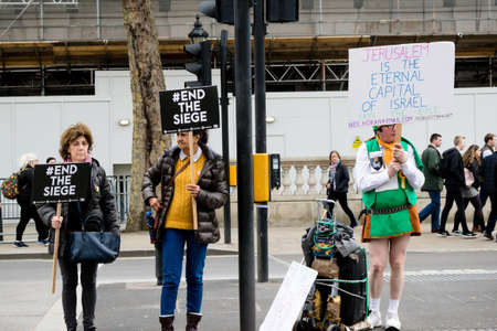 London, United Kingdom, 7st April 2018:- Pro Israel and Palestine Protesters gather outside Downing Street in London to protest the recent killings of Palestinians in Gaza by the Israeli  army during of the Great Return Marchのeditorial素材