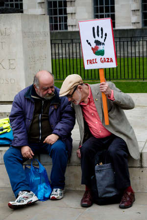 London, United Kingdom, 7st April 2018:- Protesters gather outside Downing Street in London to protest the recent killings of Palestinians in Gaza by the Israeli  army during of the Great Return Marchのeditorial素材