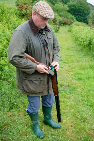 Loading a double barreled shotgun with new cartridges