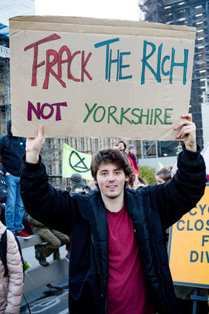 London, United Kingdom, November 17th:- Extinction Rebellion protesters block Westminster Bridge in central London to protest the current environmental emergencyのeditorial素材