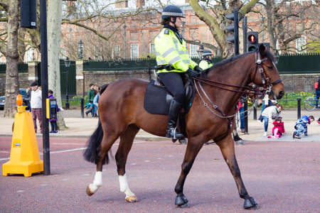 London, United Kingdom, March 8th 2020:- A police officer on horse back on The Mallのeditorial素材