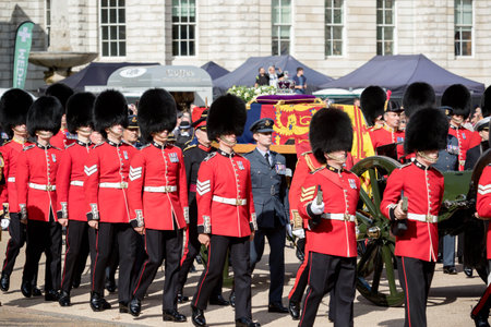 London, United Kingdom, 14th September 2022:- The Coffin Carrying Queen Elizabeth drapped in the Royal Standard with the Imperial State Crown moves through Londonのeditorial素材