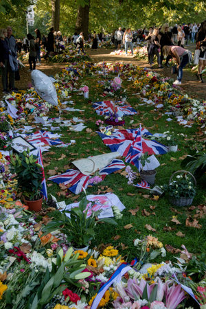 London, United Kingdom, 14th September 2022:- Tributes left by the public to Queen Elizabeth II in Green Park near Buckingham Palaceのeditorial素材