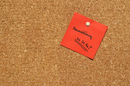 Reminder for the deadline to fill in the income tax statement in Germany on 31.5. written in german languageの写真素材