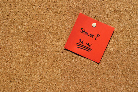 Reminder for the deadline to fill in the income tax statement in Germany on 31.5. written in german languageの写真素材