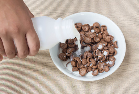 Pour the milk into the cereal Cocoa