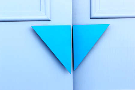 Close up  wooden blue door handle triangle modern on gray wooden door backgroundの写真素材