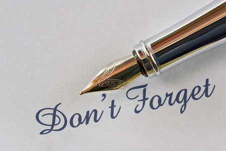 Text Don't Forget and a fountain pen on bright backgroundの写真素材