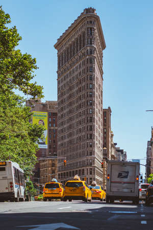 Flatiron building and yellow taxis at Fifth Avenue in Manhattan, New York City, USAのeditorial素材
