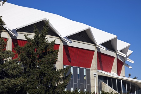 Alliant Energy Center in Madison, Wisconsin. Seen daytime with trees in the foreground. Madison, Wisconsin, USA - November 3, 2009: のeditorial素材