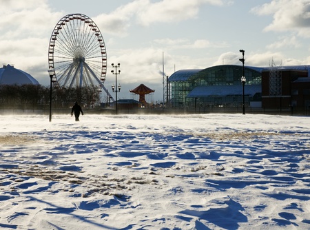 Chicago, Illinois, USA - February 10, 2010: Man walking in Olive Park during harsh winter morning. Ferris Wheel and other buildings of Navy Pier in the background. 
のeditorial素材
