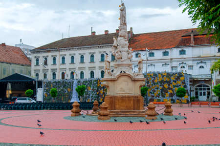 TIMISOARA, ROMANIA - 15 OCTOBER 2016 Statue from 1756 in Liberty Square in Timisoaraのeditorial素材