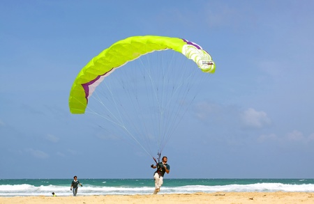 PHUKET, THAILAND - JUNE 26: An unidentified group of paragliders competes in the annual のeditorial素材