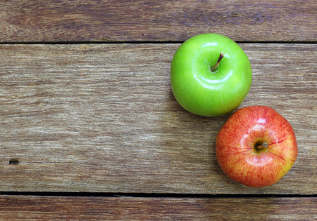 red and green apple fruit on wood backgroundの写真素材