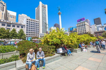 San Francisco, California, United States - August 17, 2016: tourists resting in Union Square, the central square of San Francisco, popular landmark known as the Shopping Districts.のeditorial素材