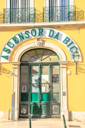 Lisbon, Portugal - August 26, 2017: Bica Funicular entrance. Ascensor da Bica sign. The Elevator da Bica connecting Rua de Sao Paulo and Largo do Calhariz via Rua da Bica de Duarte Belo in Barrio Altoのeditorial素材