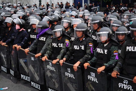 Bangkok/Thailand - 11 24 2012: Riot police face protesters at Royal Plaza.のeditorial素材