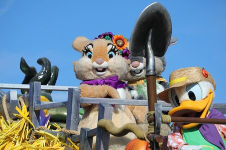 Marne-la-Vall? ? e, France - October 14, 2018: Disneyland Halloween Parade With Donald Duck And Cute Rabbits Couple Characters On A Float, Disneyland Paris (Euro Disney), Europeのeditorial素材