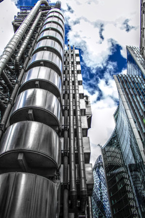 London skyline - A Metal skyscraper whit a blue sky and clouds