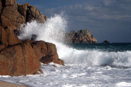 WAVE BREAKING ON THE CORNISH COAST, CORNWALL, UKの写真素材