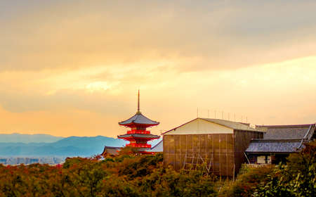 Miracle sunset over Kiyomizu-dera Temple, Kyoto, Japanのeditorial素材