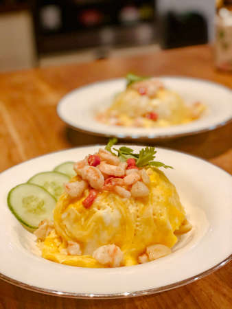 Close up Lava Omelette on top with shrimp Served on steamed rice In a white circular dish Looks deliciousの写真素材
