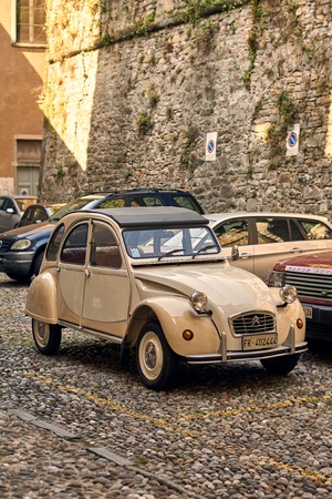 Retro beige Citroen 2 CV 6 Charleston carのeditorial素材